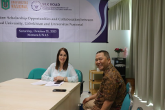 Dr. Asep Parantika bincang bersama Dr. Irina Kadirova dalam acara Sharing Session peluang beasiswa dan kerja sama tri dharma dengan Silkroad University Uzbekistan, di Ruang Dosen Lantai 5 Menara UNAS, Sabtu, (21/10)