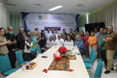 Sesi foto bersama dalam acara Sharing Session peluang beasiswa dan kerja sama tri dharma dengan Silkroad University Uzbekistan, di Ruang Dosen Lantai 5 Menara UNAS, Sabtu, (21/10)