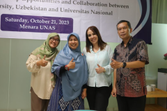 Dekan FBP Dr. Tatang Mitra Setia, M.Si., Ketua prodi Magister Biologi Pascasarjana Dr. Fitriah Basalamah, M.Si. dan Astri Rozanah Siregar foto bersama dengan Dr. Irina Kadirova dalam acara Sharing Session peluang beasiswa dan kerja sama tri dharma dengan Silkroad University Uzbekistan, di Ruang Dosen Lantai 5 Menara UNAS, Sabtu, (21/10)