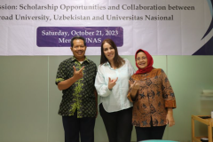 Dekan FBS Dr. Drs. Somadi Sosrohadi, M.Pd. dan Dr. Tetet Sulastri, S.S., M.Si foto bersama dengan Dr. Irina Kadirova dalam acara Sharing Session peluang beasiswa dan kerja sama tri dharma dengan Silkroad University Uzbekistan, di Ruang Dosen Lantai 5 Menara UNAS, Sabtu, (21/10)