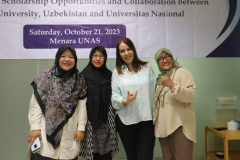 Ketua Program Studi Hubungan Internasional Dr. Irma Indrayani, S.I.P., M.Si. foto bersama dengan Dr. Irina Kadirova dalam acara Sharing Session peluang beasiswa dan kerja sama tri dharma dengan Silkroad University Uzbekistan, di Ruang Dosen Lantai 5 Menara UNAS, Sabtu, (21/10)