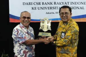 Read more about the article Perkuat Kerjasama, BRI Serahkan CSR Laboratorium Bahasa ke UNAS